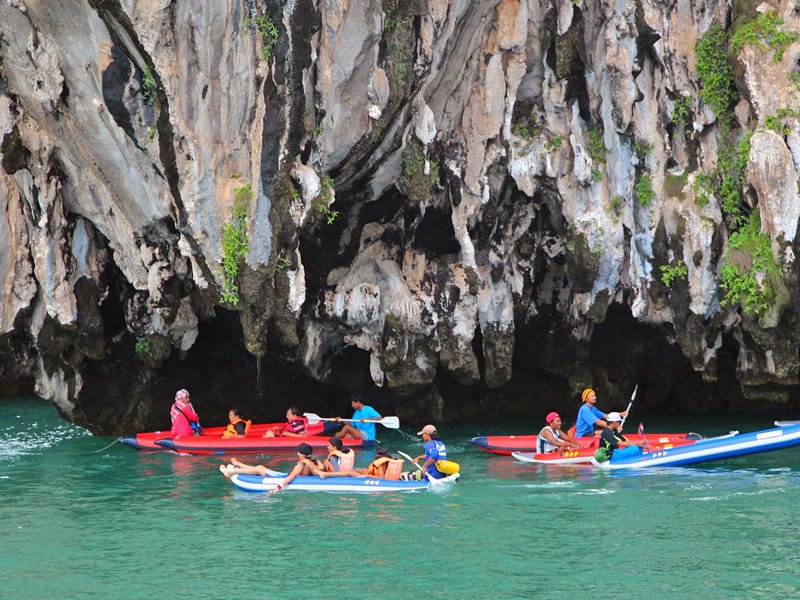 SEA KAYAKING IN KEKOVA